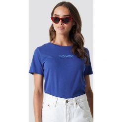 NA-KD T-shirt Revolution - Blue. Niebieskie t-shirty damskie NA-KD, z nadrukiem, z klasycznym kołnierzykiem. Za 72,95 zł.