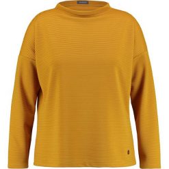 Sweter w kolorze musztardowym. Żółte swetry damskie SAMOON, bez wzorów, prążkowane, bez rękawów, bez kaptura. W wyprzedaży za 172,95 zł.