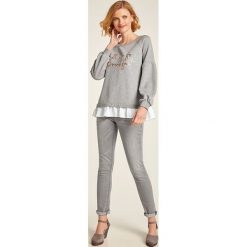 Bluza w kolorze szarym. Szare bluzy damskie Heine, z nadrukiem, z bawełny. W wyprzedaży za 129,95 zł.