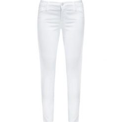 Jeansy J BRAND. Białe jeansy damskie J Brand, z obniżonym stanem. W wyprzedaży za 714,00 zł.