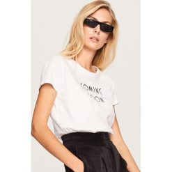 T-shirt z napisem - Biały. Czerwone t-shirty damskie marki House, l, z napisami. Za 19,99 zł.