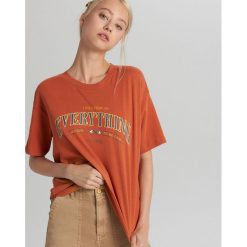 Koszulka z napisem - Bordowy. Czerwone koszulki damskie Cropp, s, z napisami, bez kołnierzyka, bez rękawów. Za 24,99 zł.