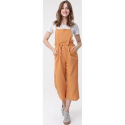 Camelowy Kombinezon Haylee. Brązowe kombinezony damskie Born2be, na lato, xl, bez wzorów, z tkaniny, bez kołnierzyka, bez rękawów. Za 79,99 zł.