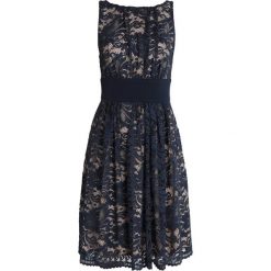 Swing Sukienka koktajlowa marine/nude. Niebieskie sukienki koktajlowe marki Swing, z materiału. Za 549,00 zł.