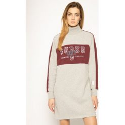 Sukienka dzianinowa Superdry Funnel Sporty Sweat W8000047A. Niebieskie sukienki damskie Superdry, bez wzorów, z bawełny, sportowe, bez kołnierzyka, bez rękawów, sportowe. W wyprzedaży za 269,00 zł.