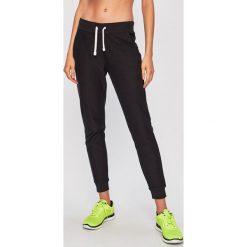 Reebok - Spodnie. Czarne spodnie damskie Reebok, s, bez wzorów, z elastanu. W wyprzedaży za 139,90 zł.