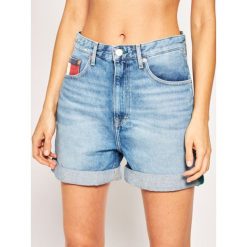 Szorty jeansowe Tommy Jeans Mom DW0DW08213. Niebieskie szorty damskie Tommy Jeans, bez wzorów, z bawełny. Za 339,00 zł.