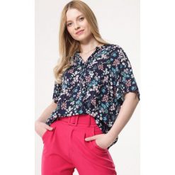 Granatowa Bluzka Upswing. Szare bluzki damskie Born2be, na imprezę, xl, w kwiaty, ze stójką, z krótkim rękawem. Za 49,99 zł.