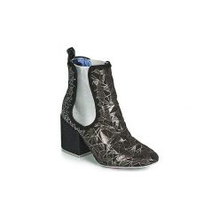 Botki Irregular Choice KINGS ROAD. Czarne botki damskie Irregular Choice, bez obcasa, bez zapięcia. W wyprzedaży za 426,30 zł.