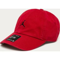 Jordan - Czapka. Czerwone czapki męskie Jordan, z aplikacjami, z bawełny. Za 99,90 zł.