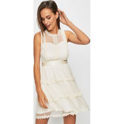 Answear - Sukienka. Białe sukienki damskie ANSWEAR, s, z haftami, z poliesteru, eleganckie, bez kołnierzyka, bez rękawów, mini, rozkloszowane. Za 249,90 zł.