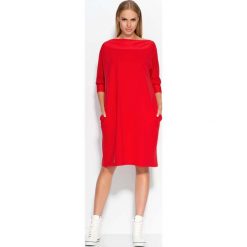 Czerwona Sukienka Oversizowa Midi z Rękawem 3/4. Czerwone sukienki damskie Molly.pl, do pracy, xl, bez wzorów, biznesowe, bez kołnierzyka, bez rękawów, midi, oversize. Za 91,90 zł.
