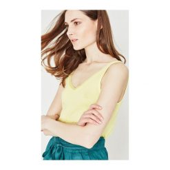 Jednolity top. Szare topy damskie marki Promod, uniwersalny, w jednolite wzory, z dzianiny, z dekoltem na plecach. Za 19,00 zł.