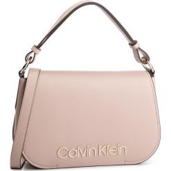 Torebka CALVIN KLEIN - Dressed Up Satchel K60K605373 646. Różowe torebki klasyczne damskie Calvin Klein, bez wzorów, ze skóry ekologicznej, klasyczne, bez dodatków. Za 699,00 zł.