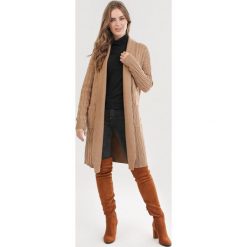 Ciemnobeżowy Kardigan Azaeraela. Brązowe swetry damskie Born2be, xl, bez wzorów, bez rękawów, bez kaptura. Za 109,99 zł.