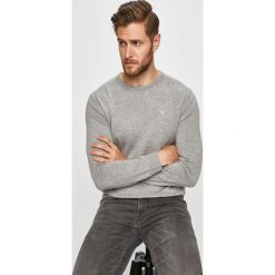 Guess Jeans - Sweter. Szare swetry męskie Guess Jeans, m, z aplikacjami, z wiskozy, z okrągłym kołnierzem, bez kaptura. W wyprzedaży za 139,90 zł.