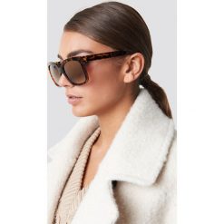 Luisa Lion x NA-KD Okulary przeciwsłoneczne Top Studded - Brown. Brązowe okulary przeciwsłoneczne damskie Luisa Lion x NA-KD, bez wzorów, bez kołnierzyka. W wyprzedaży za 36,57 zł.