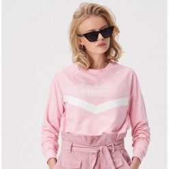 Bluza z nadrukiem Vacay vibes - Różowy. Różowe bluzy damskie Sinsay, s, z nadrukiem, bez rękawów, bez kaptura. Za 39,99 zł.