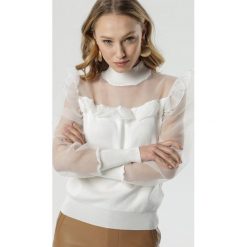 Biała Bluzka Villarreal. Białe bluzki damskie Born2be, s, bez wzorów, z dzianiny, z falbankami, z długim rękawem. Za 99,99 zł.
