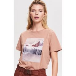 T-shirt z grafiką o satynowym połysku - Beżowy. Brązowe t-shirty damskie Reserved, s, bez wzorów, z satyny, bez kołnierzyka. Za 59,99 zł.