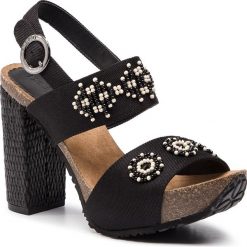 Sandały DESIGUAL - Carioca Beads 19SSHF06 2000 Czarny. Czarne klapki damskie Desigual, bez wzorów, ze skóry ekologicznej, bez obcasa, na obcasie. W wyprzedaży za 349,00 zł.
