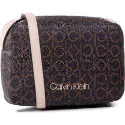Torebka CALVIN KLEIN - Ck Mano Camerabag K60K606566 BRW. Pomarańczowe listonoszki damskie Calvin Klein, bez wzorów, ze skóry ekologicznej, bez dodatków. Za 299,00 zł.