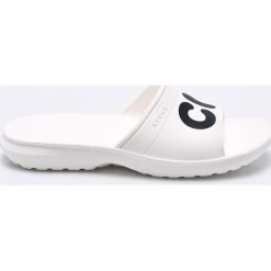 Crocs - Klapki. Białe klapki damskie marki Crocs, bez wzorów, z materiału, bez obcasa, na płaskiej podeszwie. W wyprzedaży za 99,90 zł.