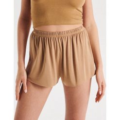 Materiałowe szorty High Waist - Różowy. Różowe szorty damskie Cropp, bez wzorów, z tkaniny, z podwyższonym stanem. Za 31,99 zł.