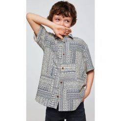 Mango Kids - Koszula dziecięca Glen 110-164 cm. Szare koszule chłopięce marki Mango Kids, z wiskozy, z klasycznym kołnierzykiem, z krótkim rękawem. W wyprzedaży za 49,90 zł.