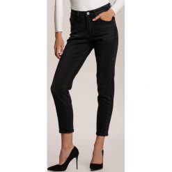 Czarne Jeansy Mom Fit Adrivia. Czarne jeansy damskie Renee, bez wzorów, z jeansu. Za 109,99 zł.