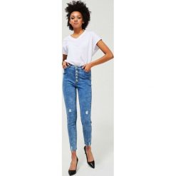 Jeansy skinny z przetarciami. Niebieskie jeansy damskie Moodo, s, bez wzorów, z elastanu, z podwyższonym stanem. Za 129,99 zł.