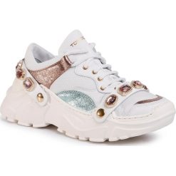 Sneakersy TOGOSHI - TG-21-04-000197 102. Białe półbuty damskie Togoshi, bez wzorów, ze skóry ekologicznej, bez obcasa, na płaskiej podeszwie, bez zapięcia. W wyprzedaży za 319,00 zł.