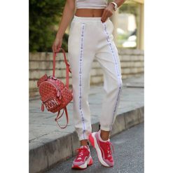 Spodnie sportowe BANDANA WHITE. Białe spodnie damskie IVET. W wyprzedaży za 59,00 zł.