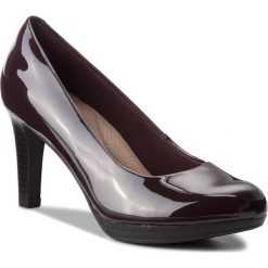 Półbuty CLARKS - Adriel Viola 261363804 Aubergine. Czerwone creepersy damskie Clarks, z materiału, eleganckie, na obcasie. Za 329,00 zł.
