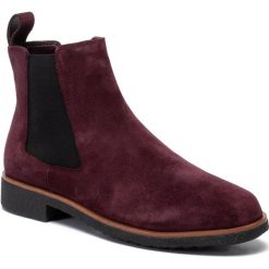 Sztyblety CLARKS - Griffin Plaza 261431104 Burgundy Suede. Fioletowe kozaki damskie Clarks, na plażę, ze skóry, bez obcasa, na obcasie, bez zapięcia. W wyprzedaży za 219,00 zł.