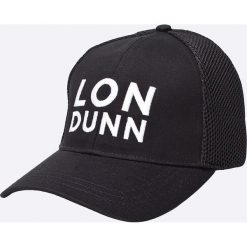 Missguided - Czapka by Lon Dunn. Czarne czapki damskie marki Missguided, bez wzorów, z poliesteru. W wyprzedaży za 34,90 zł.