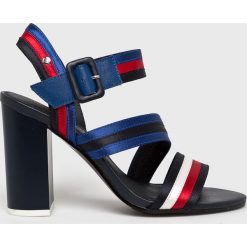 Tommy Hilfiger - Sandały. Niebieskie sandały damskie TOMMY HILFIGER, bez wzorów, ze skóry, z okrągłym noskiem, bez obcasa, na obcasie, na klamry. W wyprzedaży za 299,90 zł.