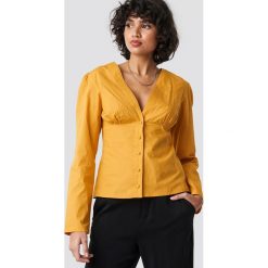 NA-KD Trend V-Neck Buttoned Front LS Top - Yellow. Żółte topy damskie NA-KD Trend, bez wzorów, bez kołnierzyka. W wyprzedaży za 56,66 zł.