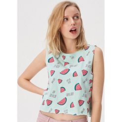 Krótki top z kolorowym nadrukiem - Zielony. Zielone topy damskie Sinsay, xs, z nadrukiem, bez kołnierzyka. W wyprzedaży za 7,99 zł.