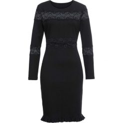 Sukienka bonprix czarny. Czarne sukienki damskie bonprix, w koronkowe wzory, z dzianiny, z falbankami, bez rękawów, dopasowane. Za 69,99 zł.