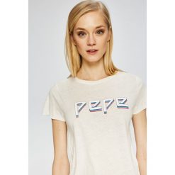 Pepe Jeans - Top Madi. Białe bluzki damskie marki Pepe Jeans, s, z nadrukiem, z bawełny, z okrągłym kołnierzem. W wyprzedaży za 79,90 zł.