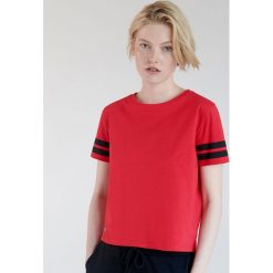 Koszulka oversize -. Koszulki damskie Sinsay, s, bez wzorów, bez kołnierzyka, bez rękawów. W wyprzedaży za 9,99 zł.