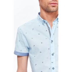 KOSZULA MĘSKA SLIM FIT Z NADRUKIEM. Niebieskie koszule męskie Top Secret, na lato, m, z nadrukiem, z bawełny, z kontrastowym kołnierzykiem, bez rękawów. W wyprzedaży za 49,99 zł.