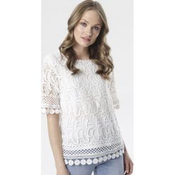 Biała Bluzka Murieshi. Białe bluzki damskie Born2be, xl, w koronkowe wzory, z koronki, z okrągłym kołnierzem, z krótkim rękawem. Za 69,99 zł.