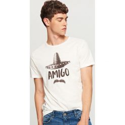 T-shirt z nadrukiem - Kremowy. Białe t-shirty męskie z nadrukiem Reserved, m. W wyprzedaży za 24,99 zł.