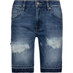 Szorty jeansowe Guess M92D03 D3L70. Niebieskie spodenki i szorty męskie Guess, m, z aplikacjami, z bawełny. W wyprzedaży za 229,00 zł.