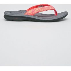 New Balance - Japonki. Szare klapki damskie marki New Balance, z materiału, na płaskiej podeszwie. Za 99,90 zł.