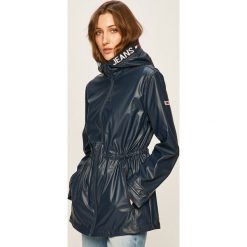 Tommy Jeans - Kurtka przeciwdeszczowa. Niebieskie kurtki damskie Tommy Jeans, s, bez wzorów, z elastanu, krótkie, z kapturem. Za 749,90 zł.