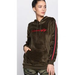 Ciemnozielona Bluza Peace. Czarne bluzy sportowe damskie marki DOMYOS, z elastanu. Za 79,99 zł.