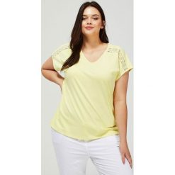 T-shirt z ażurowym zdobieniem. Żółte bluzki damskie Moodo, w koronkowe wzory, z elastanu, klasyczne, z dekoltem w serek, z krótkim rękawem. Za 49,99 zł.